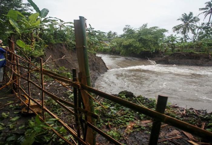 Warga Wates Resah Pasca Tanggul Sungai Serang Ambrol